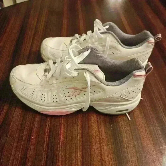 Reebok Shoes - Reebok White Leather Sneakers with Pink Trim Size 10. EUC